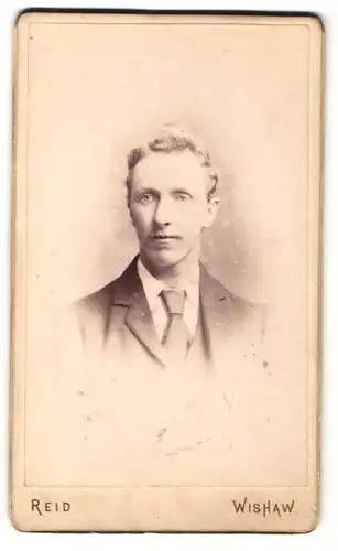 Fotografie Reid, Wishaw, Portrait blonder junger Mann mit Krawatte im Jackett