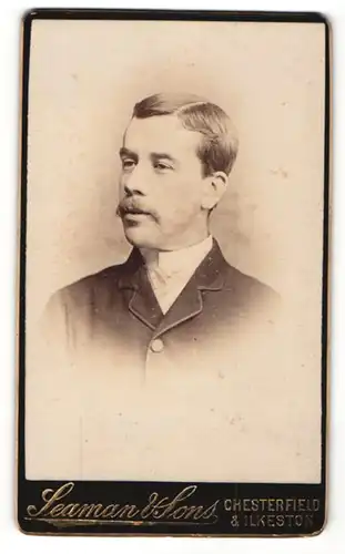 Fotografie Seaman & Sons, Chesterfield, Portrait junger Mann mit Schnurrbart
