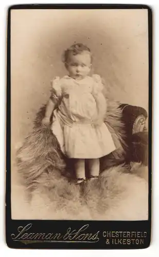 Fotografie Seaman & Sons, Chesterfield, Portrait süsses blondes Mädchen im weissen Kleidchen
