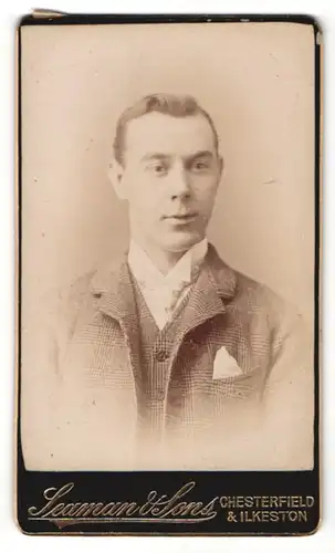 Fotografie Seaman & Sons, Chesterfield, Portrait junger charmanter Mann mit Einstecktuch im karierten Jackett