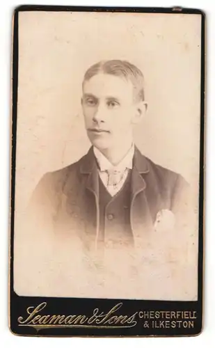 Fotografie Seaman & Sons, Chesterfield, Portrait junger charmanter Mann in Krawatte und Jackett