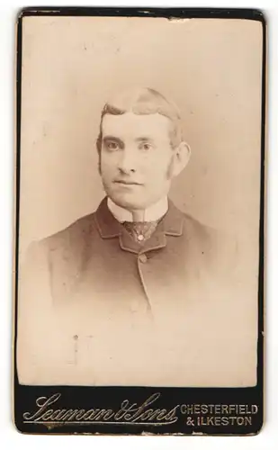 Fotografie Seaman & Sons, Chesterfield, Portrait stattlicher Herr mit Mittelscheitel im Jackett