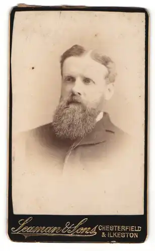 Fotografie Seaman & Sons, Chesterfield, Portrait charmanter Mann mit Vollbart