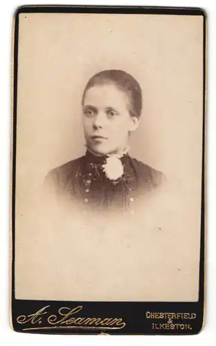 Fotografie Seaman & Sons, Chesterfield, Portrait dunkelhaariges Fräulein mit Ansteckblume am Kragen