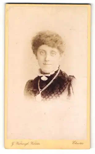 Fotografie G. Watmough Webster, Chester, Portrait Dame mit grosser Halskette