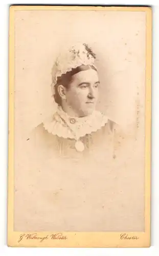 Fotografie G. Watmough Webster, Chester, Portrait Dame mit weisser Haube