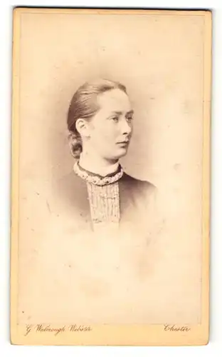 Fotografie G. Watmough Webster, Chester, Halbprofil Dame mit Halsband um Kragen