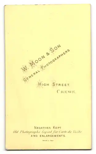 Fotografie W. Moon & Son, Crewe, Dame in kariertem Kleid und geflochtenem Haarkranz