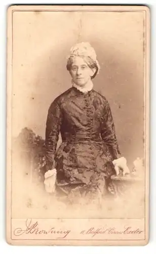 Fotografie H. Browning, Exeter, Dame mit weisser Haube und besticktem Kleid