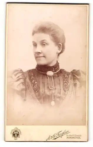 Fotografie A. & G. Taylor, Manchester, Portrait Dame mit Halsband im Halbprofil