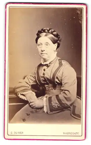 Fotografie G. Oliver, Harrogate, ältere Frau mit geflochtenem Haarkranz