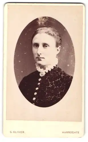 Fotografie G. Oliver, Harrogate, Portrait Dame mit weissem Rüschenkragen