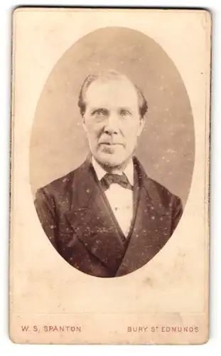 Fotografie W. S. Spanton, Bury St. Edmunds, Portrait lächelnder älterer Herr