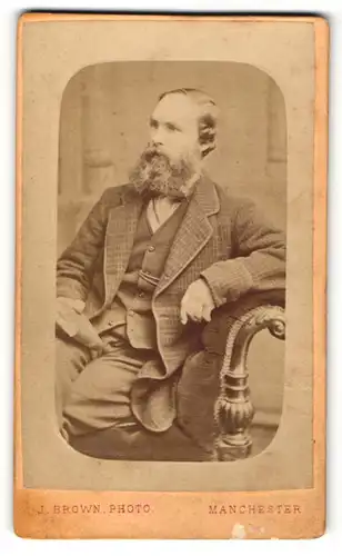 Fotografie J. Brown, Manchester, Portrait sitzender Herr in modischer Kleidung mit Bart