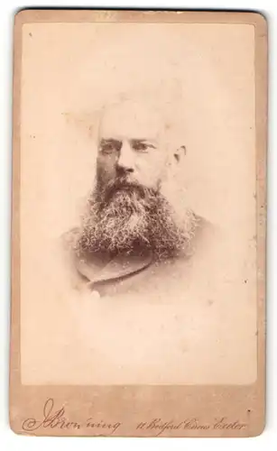 Fotografie J. Browning, Exeter, Portrait bürgerlich gekleideter Herr mit grauem Vollbart