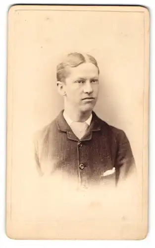 Fotografie J. Thirlwall, Hereford, Portrait bürgerlicher Herr im Anzug mit Krawatte und Einstecktuch