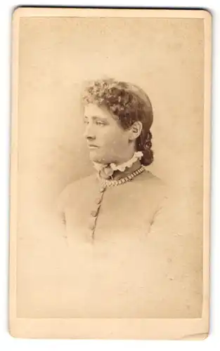 Fotografie J. Thirlwall, Hereford, Portrait bürgerliche Dame in hübscher Kleidung mit Halskette