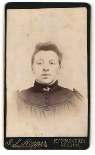 Fotografie J. L. Hopper, Nelson, Portrait junge Dame im eleganten Kleid mit Puffärmeln