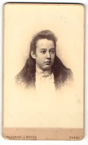 Fotografie Frederick J. Boyes, Derby, Portrait modisch gekleidete Dame mit langen Haaren
