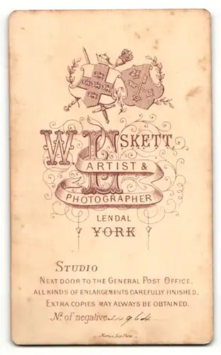 Fotografie W. Eskett, York, Portrait elegant gekleideter Herr mit Bart an Sockel gelehnt