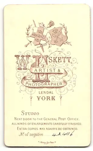 Fotografie W. Eskett, York, Portrait junge Dame in hübscher Kleidung mit Kragenbrosche