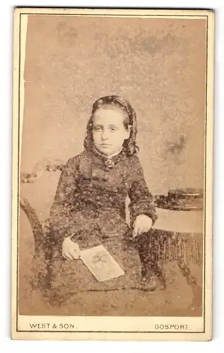 Fotografie West & Son, Gosport, Portrait Mädchen mit lockiger Haartracht
