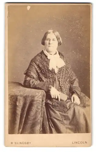 Fotografie R. Slingsby, Lincoln, Portrait Frau mit Buch in langem Kleid mit Schultertuch