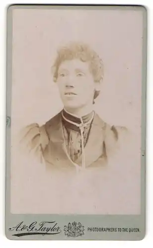 Fotografie A. & G. Taylor, Newcastle, Portrait Frau im Kleid mit Halsschmuck