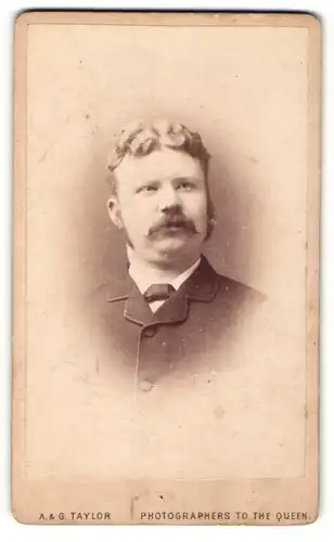 Fotografie A. & G. Taylor, Bolton, Portrait Mann mit modischer Bart- und Haartracht