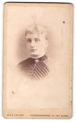 Fotografie A. & G. Taylor, Bolton, Portrait Frau mit hübscher Brosche am Kleid
