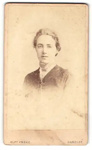 Fotografie Alf. Freke, Cardiff, Portrait hübsche junge Frau mit Brosche am Kleid