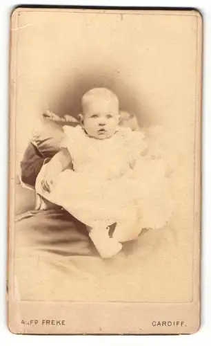 Fotografie Alf. Freke, Cardiff, Portrait niedliches Baby im Taufkleidchen