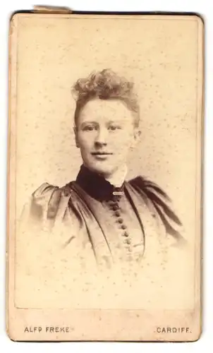 Fotografie Alf. Freke, Cardiff, Portrait modisch frisierte Frau mit Brosche am Kleid