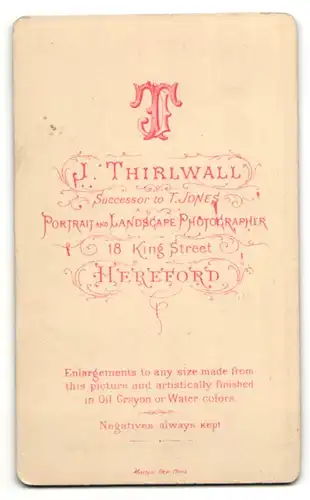 Fotografie J. Thirlwall, Hereford, Mann mit hellen lockigen Haarenudn einer karierten Jacke