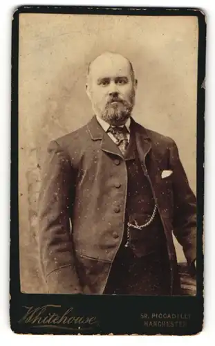 Fotografie Whitehouse, Manchester, Mann mit grauem Vollbart und Anzug trägt Taschenuhr und Einstecktuch