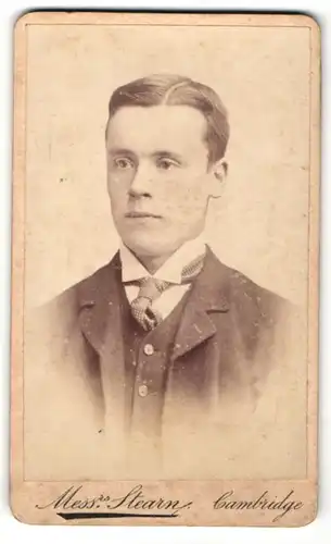 Fotografie Mess Stearn, Cambridge, Junger Herr mit gescheitelten Haaren und gepunkteter Krawatte