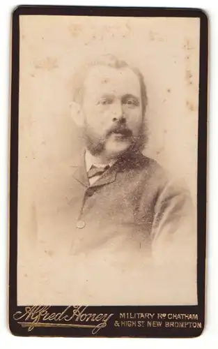 Fotografie Alfred Honey, Chatham, Mann mit Schnauz- und Backenbart in dunkler Jacke mit Fliege