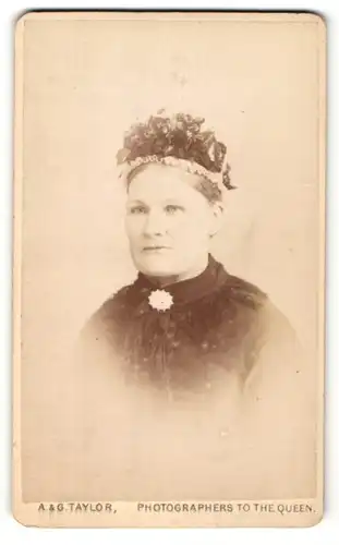 Fotografie A. & G. Taylor, Birmingham, Portrait Dame mit Brosche und Kopfschmuck