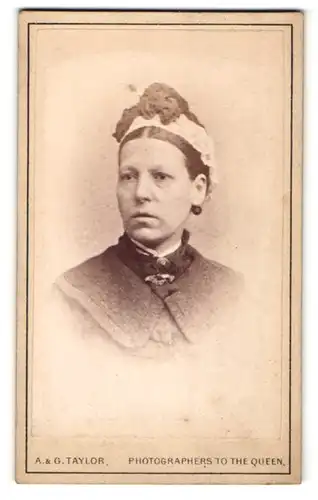 Fotografie A. & G. Taylor, Stockton-on-Tees, Portrait bürgerliche Dame mit Haube