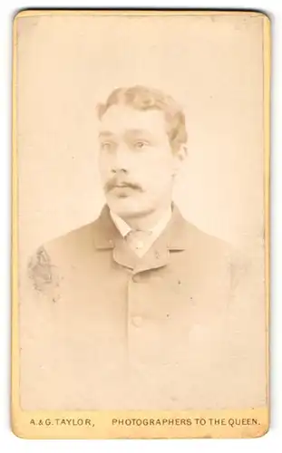 Fotografie A. & G. Taylor, Newcastle, Portrait bürgerlicher Herr mit Schnauzbart