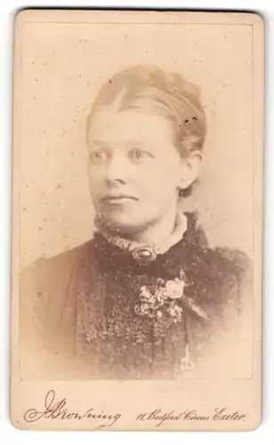 Fotografie Browning, Exeter, Portrait Damemit Flechtfrisur