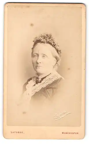 Fotografie Lafosse, Manchester, Portrait betagte Dame mit Haube und Spitze