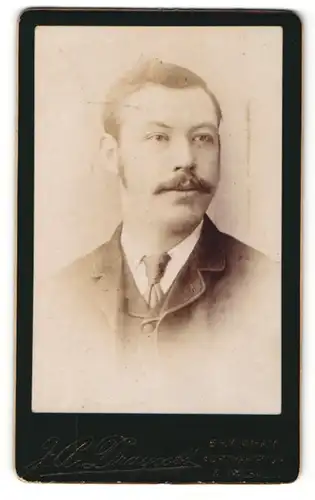 Fotografie J. A. Draycott, Birmingham, Portrait junger Herr mit Schnauzbart