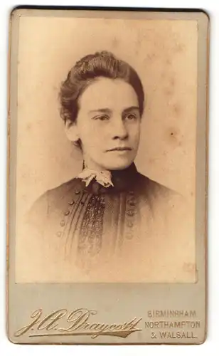 Fotografie Draycott, Birmingham, Portrait junge Dame mit Kragenschleife