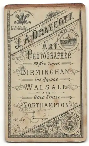 Fotografie Draycott, Birmingham, Portrait junge Dame mit Kragenschleife