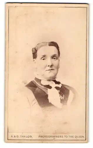 Fotografie A. & G. Taylor, Manchester, Portrait ältere Dame in edler Bluse mit Kragentuch
