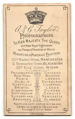 Fotografie A. & G. Taylor, Manchester, Portrait ältere Dame in edler Bluse mit Kragentuch