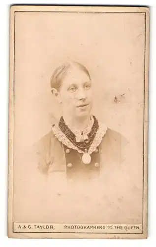 Fotografie A. & G. Taylor, Wigan, Portrait junge blonde Frau in edler Bluse mit Spitze