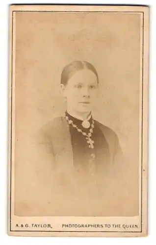 Fotografie A. & G. Taylor, Wigan, Portrait junge Frau mit Kreuzkette