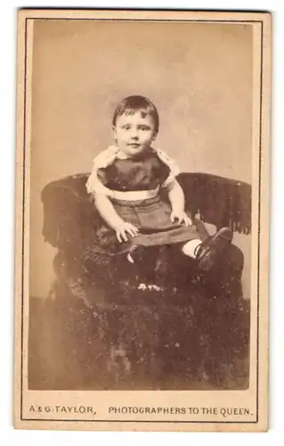 Fotografie A. & G. Taylor, Leeds, Niedliches Kleinkind auf einem Stuhl